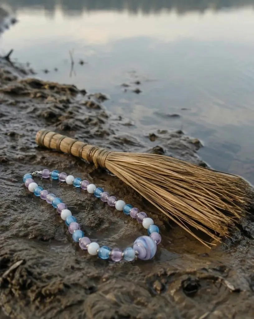 Ibiri de palha sobre barro molhado à beira de um lago com guia lilás, branca e azul (imagem ilustrativa)